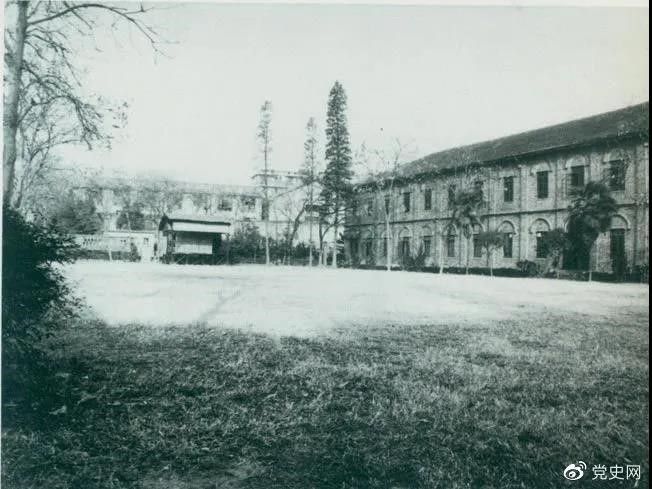 　　1927年3月18日，毛澤東出席在武昌舉行的河南武裝農(nóng)民代表大會(huì)，并作湖南農(nóng)運(yùn)狀況報(bào)告。圖為大會(huì)會(huì)場(chǎng)——武昌農(nóng)講所大操場(chǎng)。