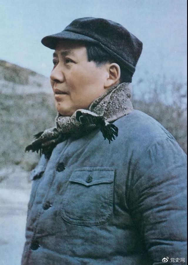 　　1947年3月18日，中共中央機(jī)關(guān)主動(dòng)撤離延安。毛澤東和周恩來(lái)、任弼時(shí)等繼續(xù)留在陜北，指揮全國(guó)人民解放戰(zhàn)爭(zhēng)。這是轉(zhuǎn)戰(zhàn)陜北前夕的毛澤東。